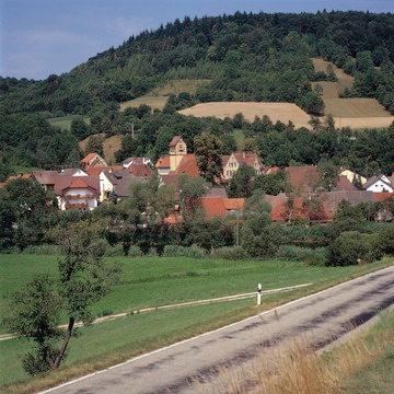 Langenburg-Unterregenbach: Ortsansicht mit ev. Pfarrkirche St. Veit 2004