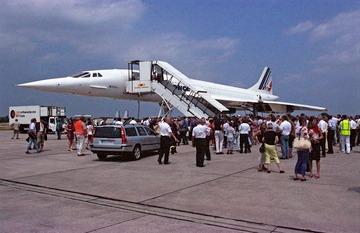 Rheinmünster-Söllingen: Überschallflugzeug Concorde und Schaulustige 2003
