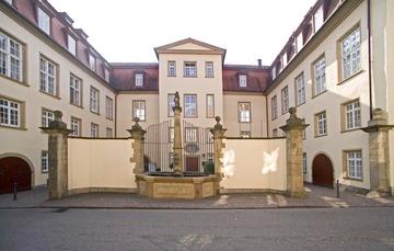 Ingelfingen: Schloss, Hofansicht mit Mittelrisalit, 2005