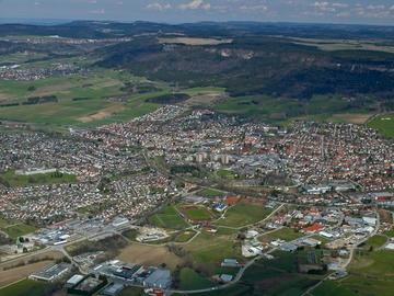 Spaichingen: Stadt und Dreifaltigkeitsberg, Luftbild 2008