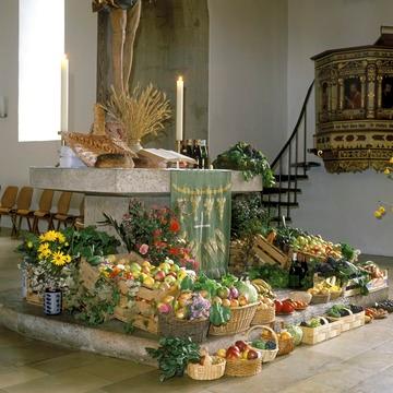 Brackenheim: Jakobuskirche - Erntedankfest, geschmückter Altar 1994