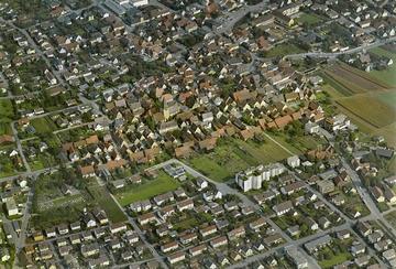 Pleidelsheim: Luftbild vom Ortskern mit Kirche 1984