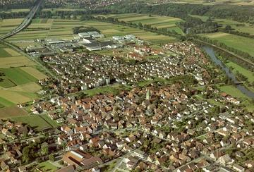 Pleidelsheim: Luftbild vom Ortskern mit Industriegebiet 1992