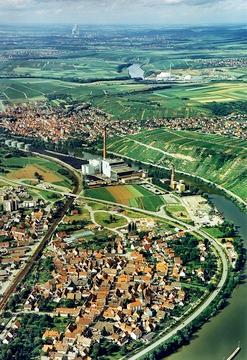 Walheim mit Kraftwerk der Neckarwerke Stuttgart (NWS) am Neckar 2004