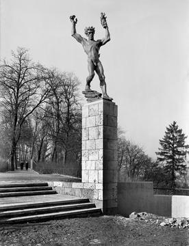 Stuttgart: Prometheus-Figur beim Eingang zur Villa Berg 1938
