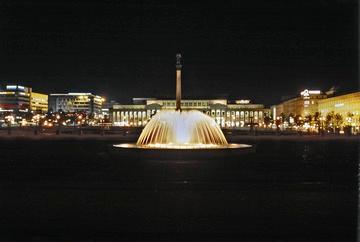 Stuttgart: Brunnen im Schlosshof bei Nacht 1970