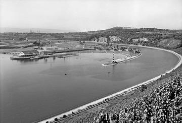 Stuttgart-Hofen: Stausee mit Strandbad und Leuchtturm am Neckar 1935