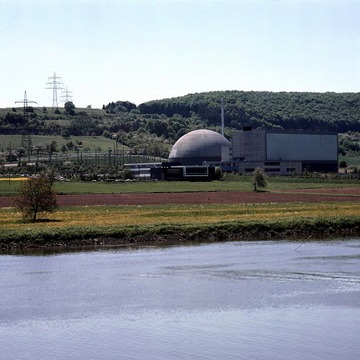 Kernkraftwerk Obrigheim mit Neckar 1973