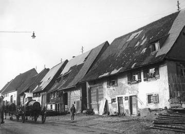 Tuningen: Straßenbild mit Haus 120 - 124 ; 1936 