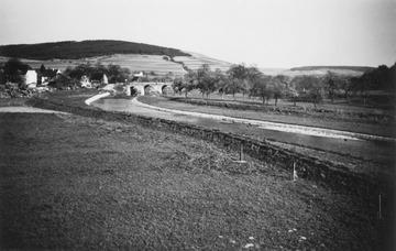 Tauber von der neuen Igersheimer Brücke aufwärts zur alten Brücke 1938