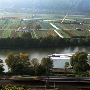 Neckarschifffahrt und Bahnverkehr bei Esslingen-Mettingen 1994