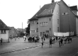 Schulhaus und Pausenhof 1947
