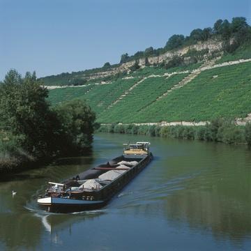 Neckar mit Frachtschiff bei Hessigheim 1997