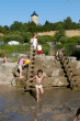Kinder auf einem Wasserspielplatz 2005