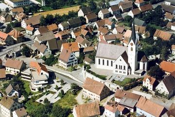 Ertingen: Stadtkern mit Kirche St. Georg von Süden, 1980