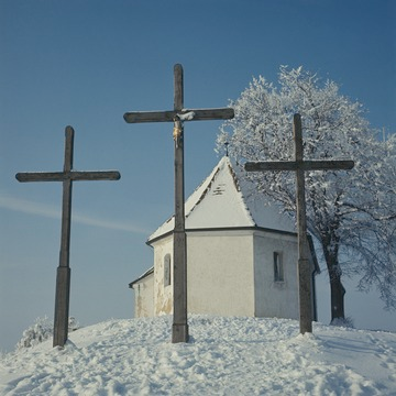 Salmendinger Kapelle mit 3 Kreuzen im Schnee 1970
