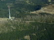 Hornisgrinde: Funkturm auf Berg rechts davon Windräder, Luftbild 2007