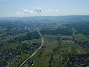 Wendlingen am Neckar: Stadt und Autobahn A8 aus nordwestlicher Richtung, Luftbild 2007