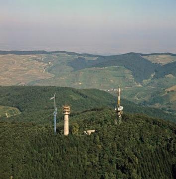 Vogtsburg im Kaiserstuhl: Totenkopf mit Turm im Bau 1980