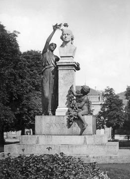 Stuttgart: Dannecker - Denkmal von E. Curfess auf dem Schloßplatz 1910