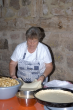 Frau beim Zubereiten eines Apfelkuchens beim Backofenfest in Wackershofen 2006