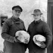 Zwei Männer mit Brotlaiben vor dem Backhaus Holzelfingen 1970
