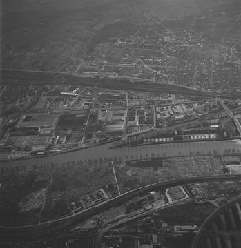 Stuttgart-Untertürkheim: Neckar mit Daimler-Benz- Fabrik, Luftbild 1953