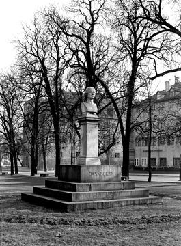 Stuttgart: Dannecker-Denkmal von Ernst Curfess auf dem Schlossplatz 1930