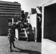 Karlsruhe-Durlach: Spielende Kinder zwischen Betonbauelementen 1974