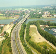 Karlsruhe- Maxau: Rheinbrücke (mit Eisenbahnbrücke) mit Jachthafen, Luftbild 1991