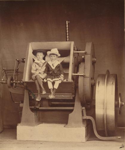 Die Kinder Hermann Werners, Richard und Julie Werner auf einer Werner & Pfleiderer Knetmaschine um 1884 (WABW B 11 F 1081)