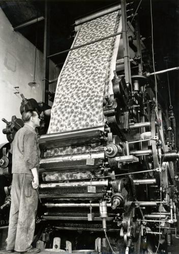 Ein Arbeiter der Württembergischen Cattunmanufaktur an der Druckmaschine um 1934 (WABW B 45 F 512)