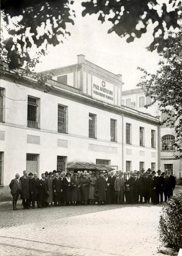Das Gebäude der Firma Hartmann in Heidenheim mit den Teilnehmern des Apothekertages 1924 (WABW B 46 F6)