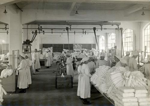 Arbeiterinnen der Firma Hartmann bei der Arbeit 1916 (WABW B 46 F 2543)