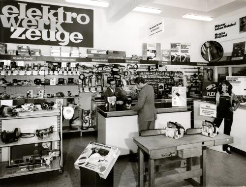Kundenberatung in der Elektrowerkzeugabteilung der Firma Zahn-Nopper in der Tübinger Straße 1970 (WABW B 53 F 14083)