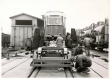 Arbeiter derBadischen Waggonfabrik Rastatt bei der Montage eines Drehgestells für einen Trieb- und Beiwagen der Stadtwerke Pforzheim um 1960 (WABW B 85 F 186)