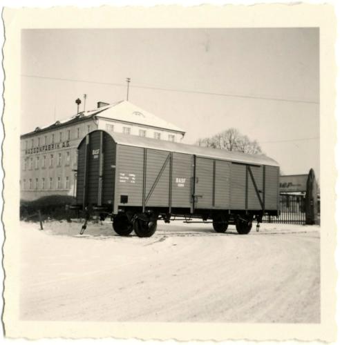 Das Firmengebäude der Badischen Waggonfabrik Rastatt mit einem für die BASF gefertigten Güterwagen um 1960 (WABW B 85 F 439)
