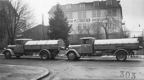 Zwei neu gebaute Kommunalfahrzeuge der Abteilung Fahrzeugbau vor dem Werksgebäude der M. Streicher in Bad Cannstatt, ca. 1931 (WABW B 176 F 22/303)