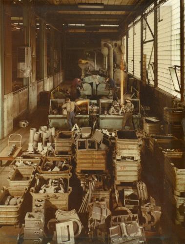 Die Produktionshalle der Stahlgießerei Asperg mit Arbeitern und angefertigten Gußteilen, um 1970 (WABW B 176 F 36)