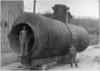 Zwei Arbeiter und ein Einwellrohrkessel der M. Streicher Dampfkesselfabrik, um 1903 (WABW B 176 F 43/1)
